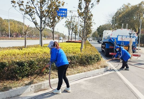 掇刀區(qū)市政園林管理處組織人員對色塊植物進(jìn)行養(yǎng)