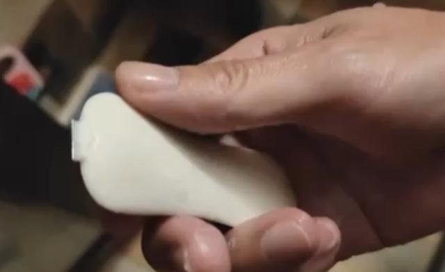舒膚佳香皂洗出刀片？重慶網(wǎng)友稱洗澡時(shí)差點(diǎn)被“一刀封喉”，多方