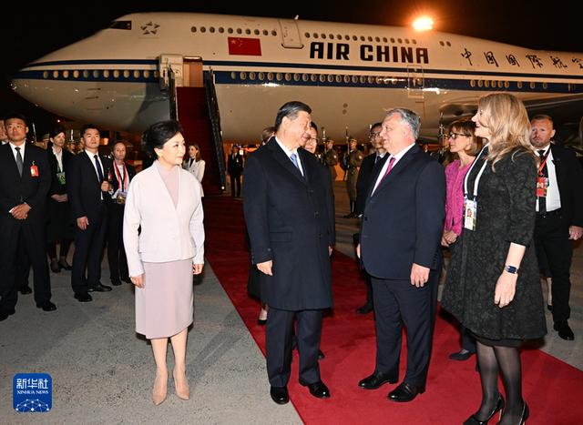 習(xí)近平抵達(dá)布達(dá)佩斯開(kāi)始對(duì)匈牙利進(jìn)行國(guó)事訪問(wèn)