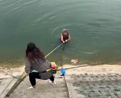 竹竿秒變“救命竿”，兩女子勇救落水男子